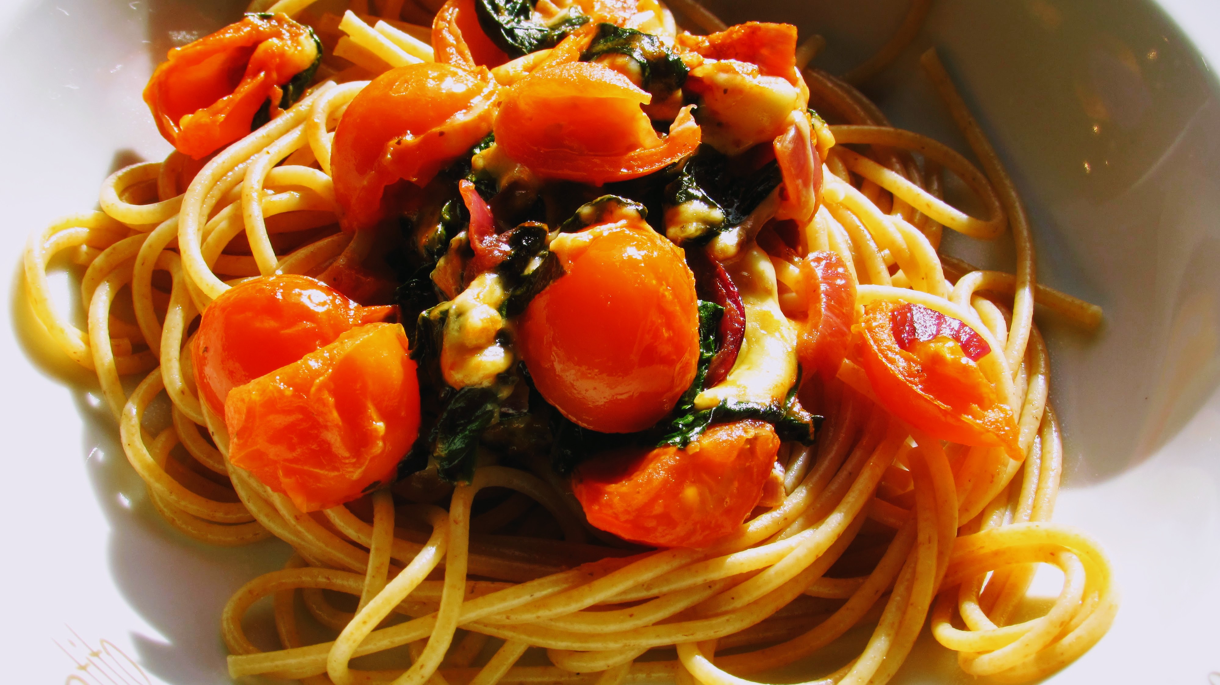 Easy to cook and super delicious Spaghetti with spinach and tomatoes
